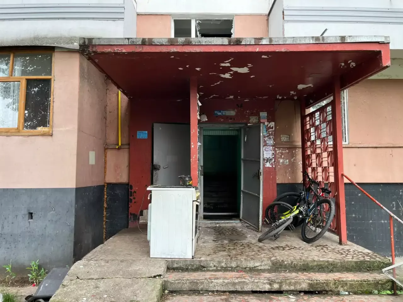 В Набережных Челнах из-за хлопка газа в пятиэтажке пострадала женщина