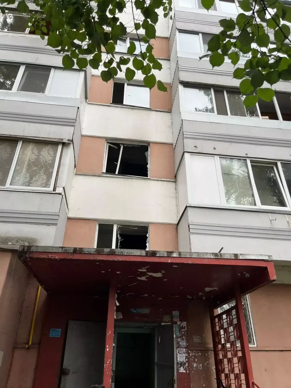 В Набережных Челнах из-за хлопка газа в пятиэтажке пострадала женщина