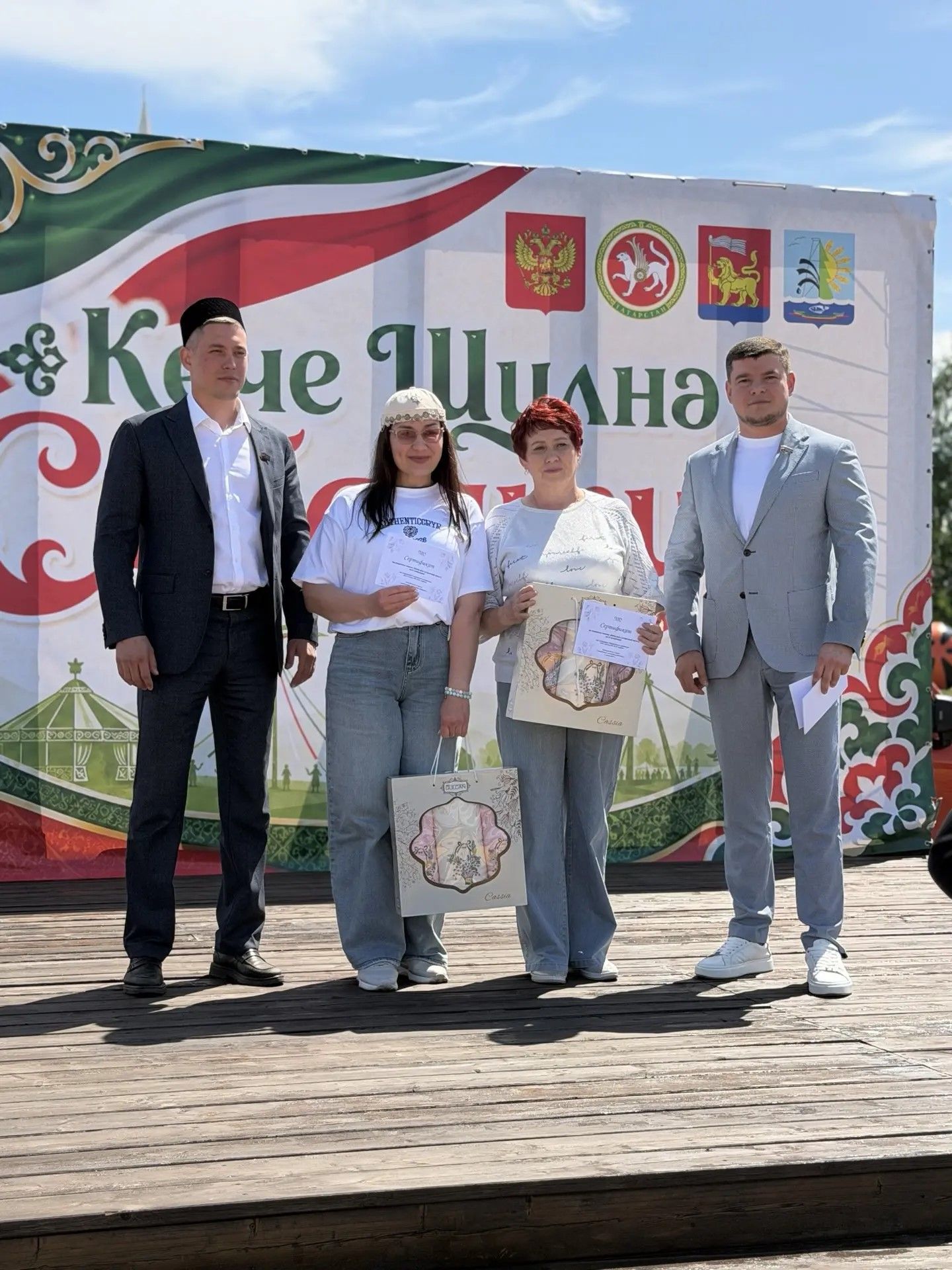 Меценат Фларид Сафин подарил подписку на газету «Якты юл» активистам и заслуженным жителям Малой Шильны