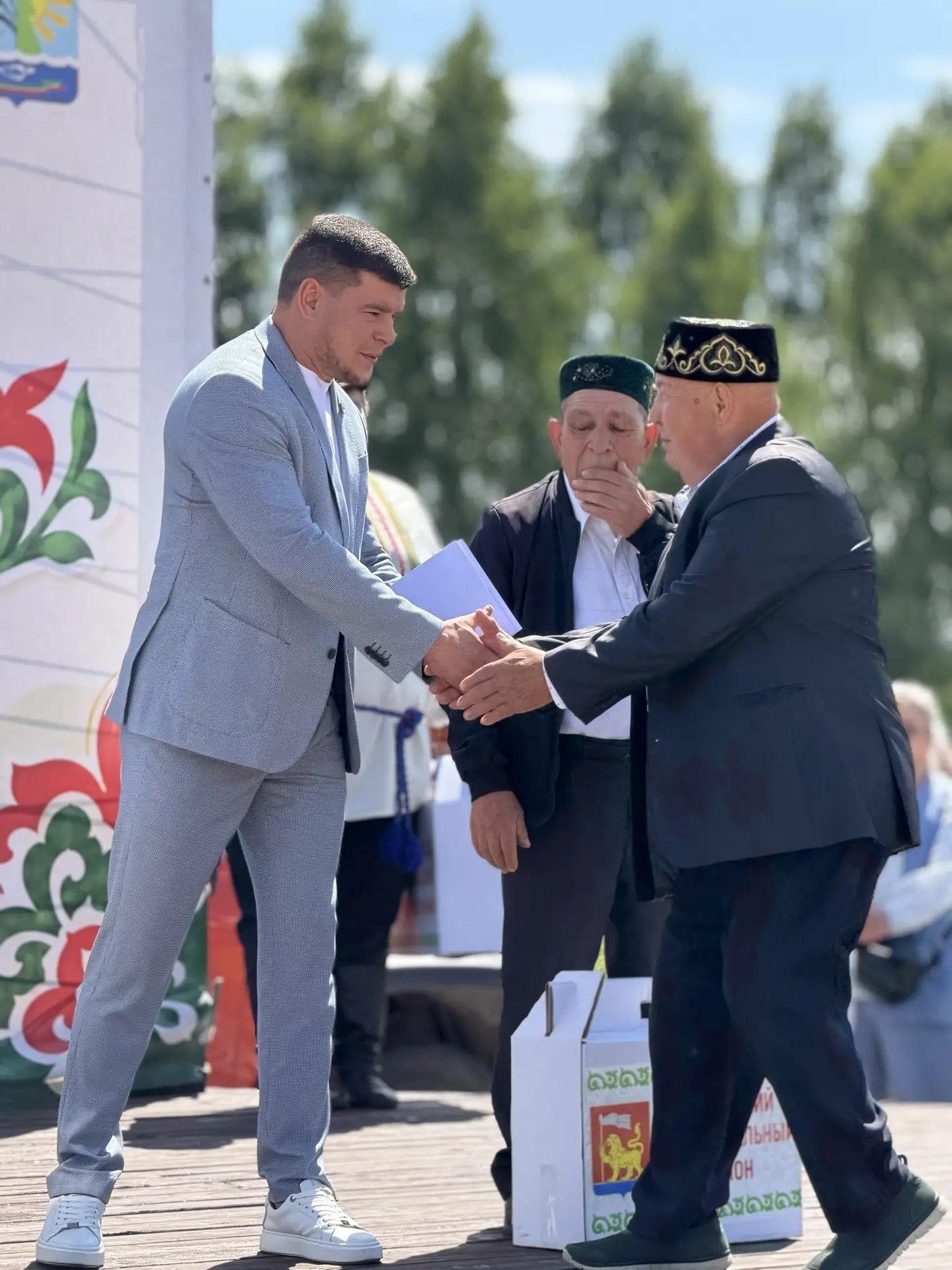 Меценат Фларид Сафин подарил подписку на газету «Якты юл» активистам и заслуженным жителям Малой Шильны