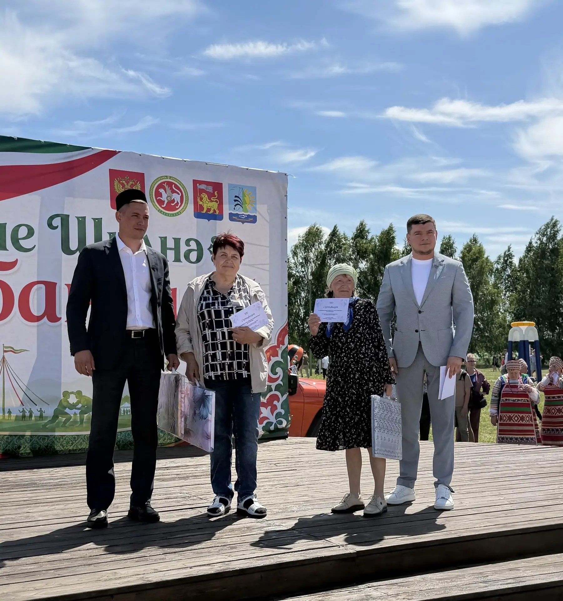 Меценат Фларид Сафин подарил подписку на газету «Якты юл» активистам и заслуженным жителям Малой Шильны