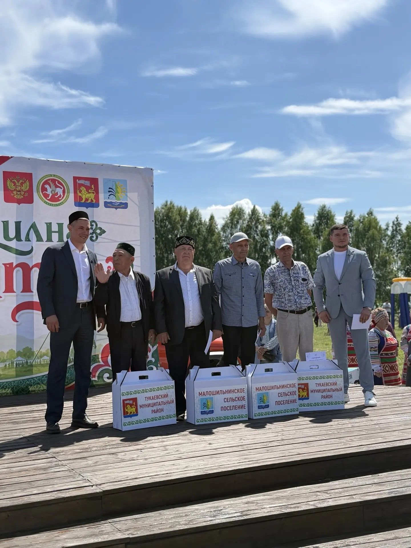 Меценат Фларид Сафин подарил подписку на газету «Якты юл» активистам и заслуженным жителям Малой Шильны