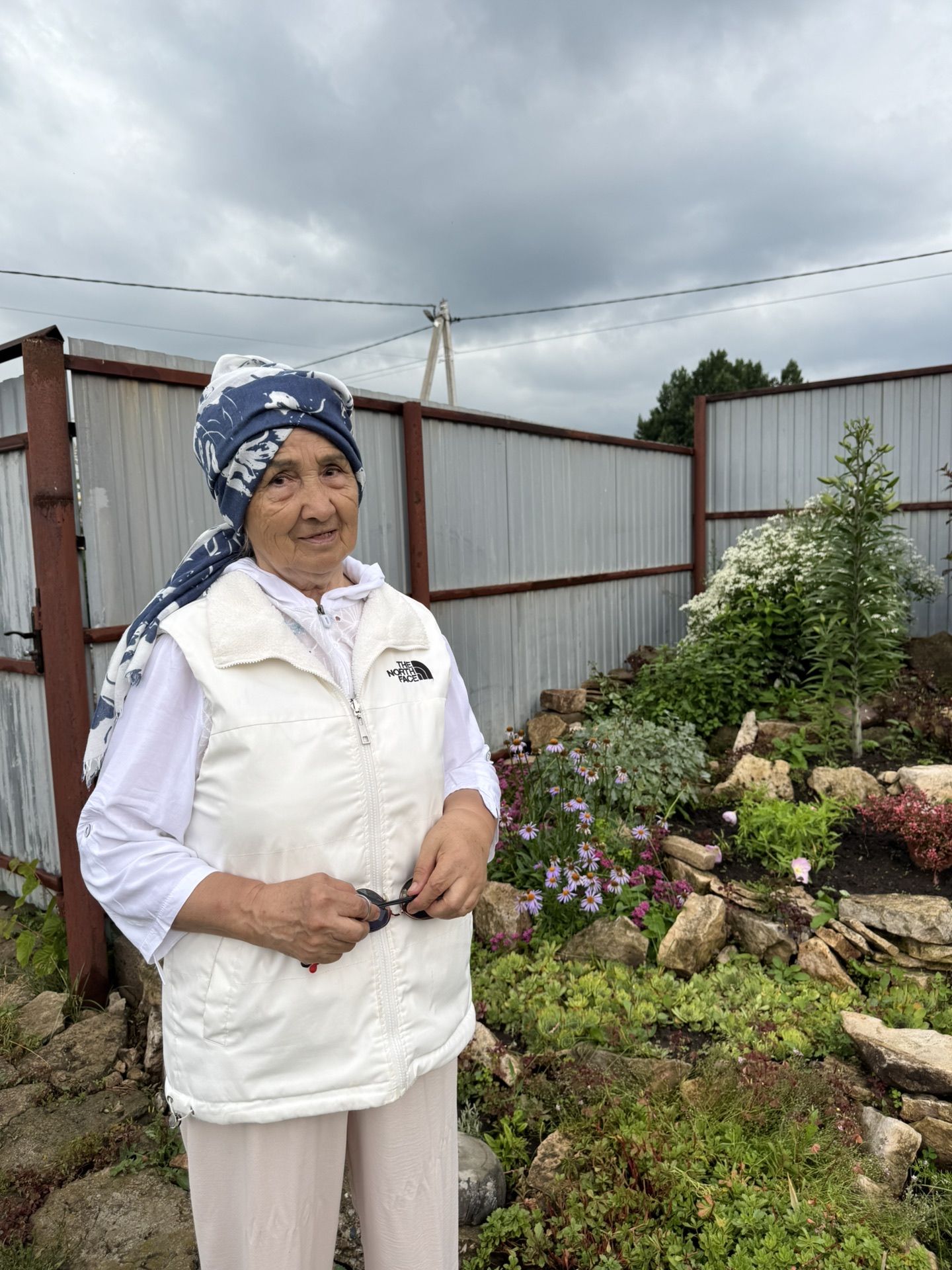 «Татарстан» совхоз поселогында яшәүче 78 яшьлек Наилә апаның бакчасында бер чүп күрмәссең!