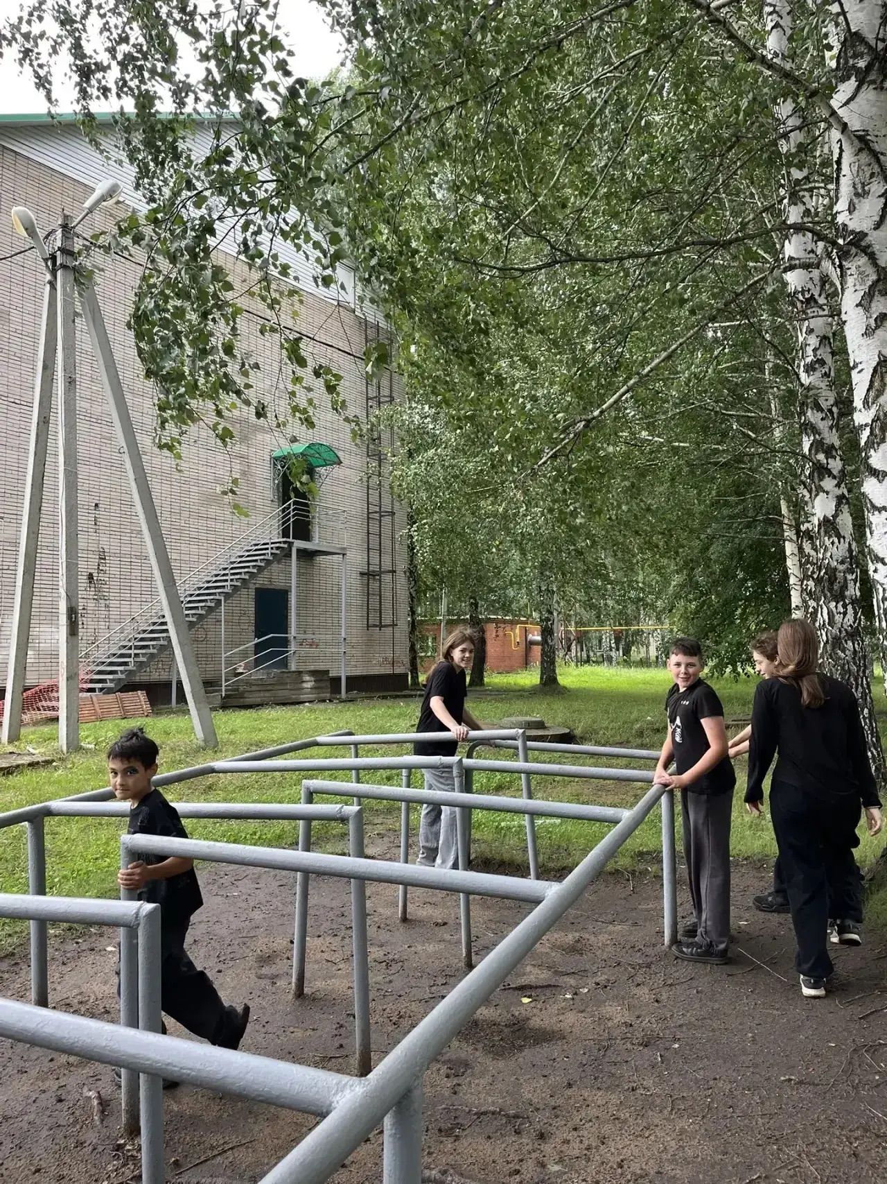 Досуговая площадка Новотроицкой школы превратилась в центр спорта и творчества