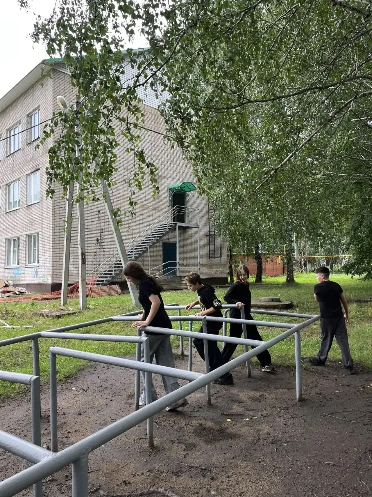 Досуговая площадка Новотроицкой школы превратилась в центр спорта и творчества