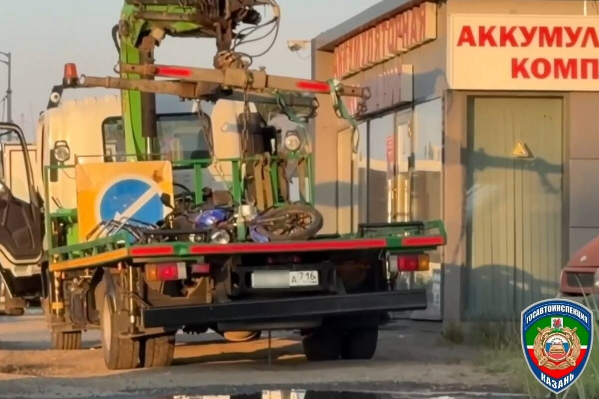 В Казани бесправный мопедист на незарегистрированном байке насмерть протаранил столб