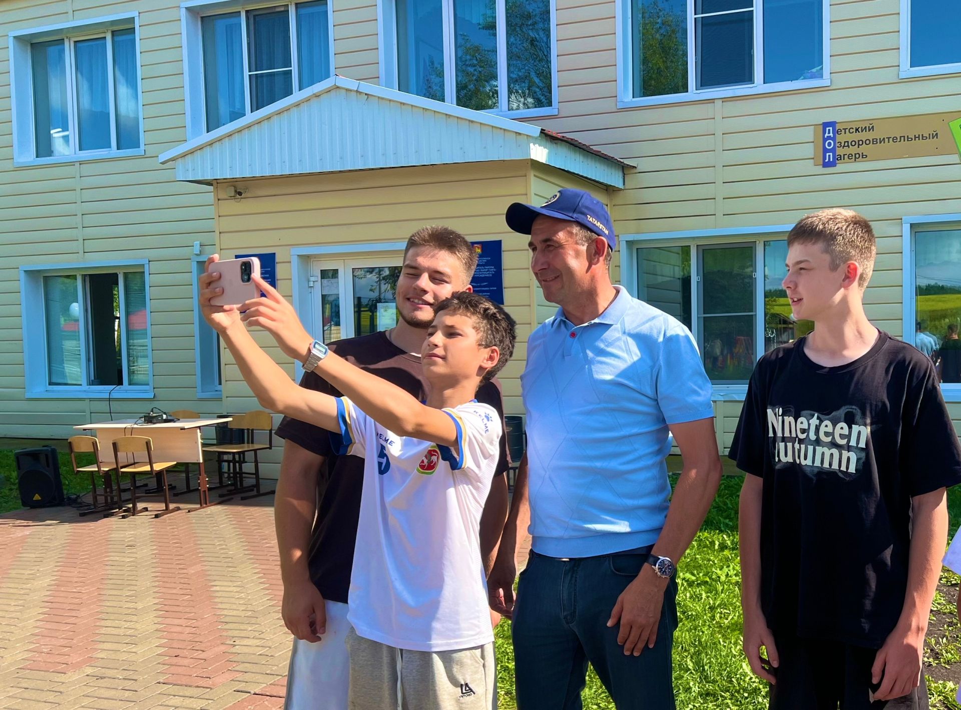 Камиль Назмиев посетил профильную смену в детском лагере «Балкыш»