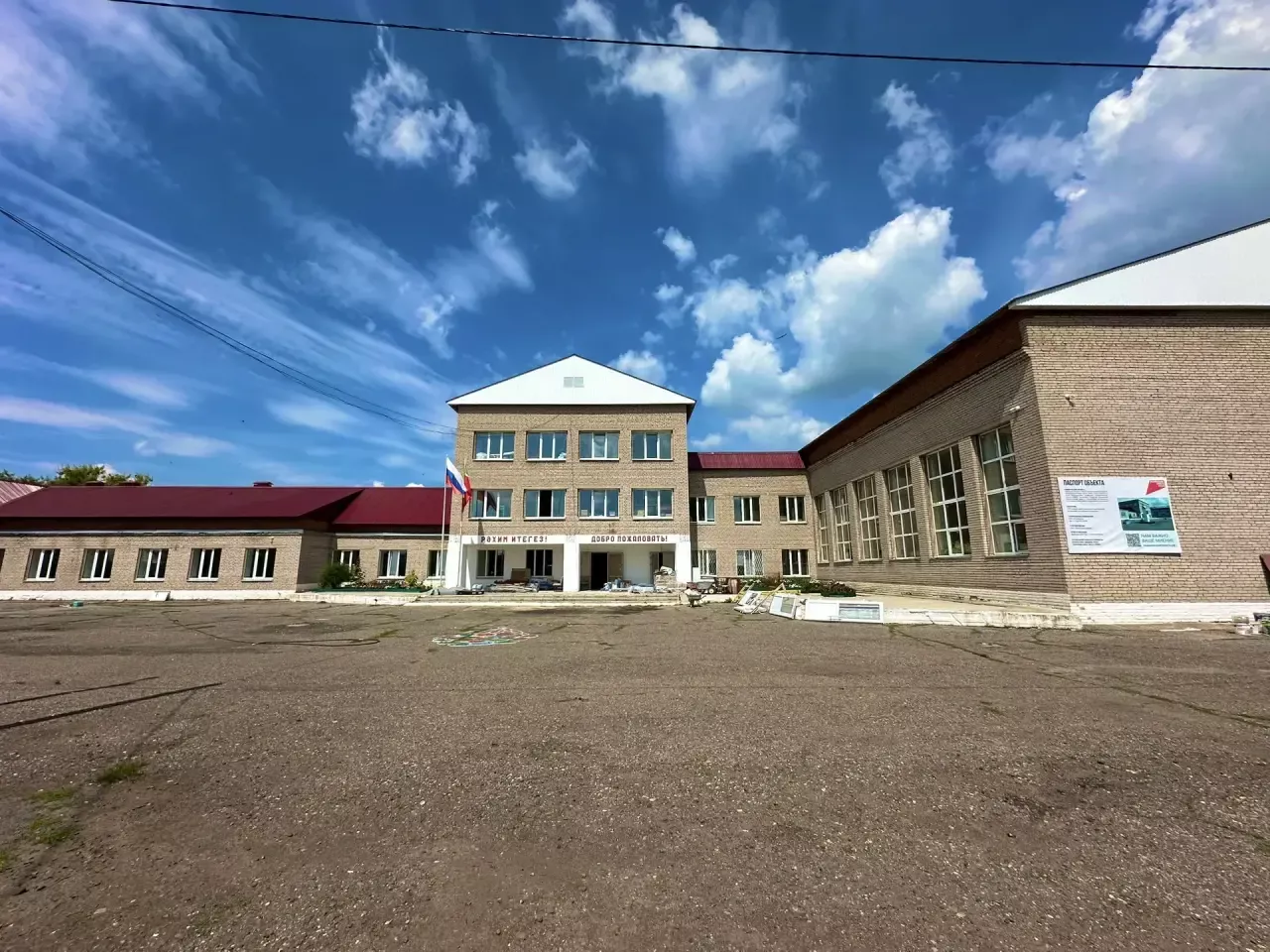 Камиль Назмиев проинспектировал капремонт школ и спортобъекты