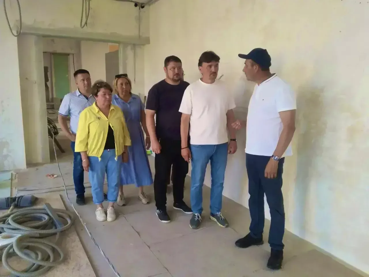 Камиль Назмиев проинспектировал капремонт школ и спортобъекты