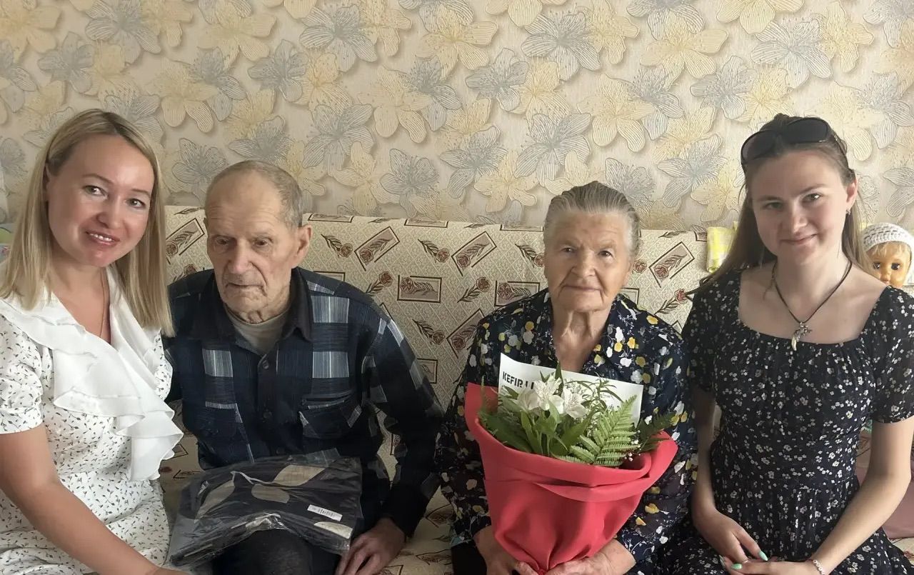 В поселке совхоза «Татарстан» волонтеры поздравили супругов Самойловых с Днем семьи, любви и верности