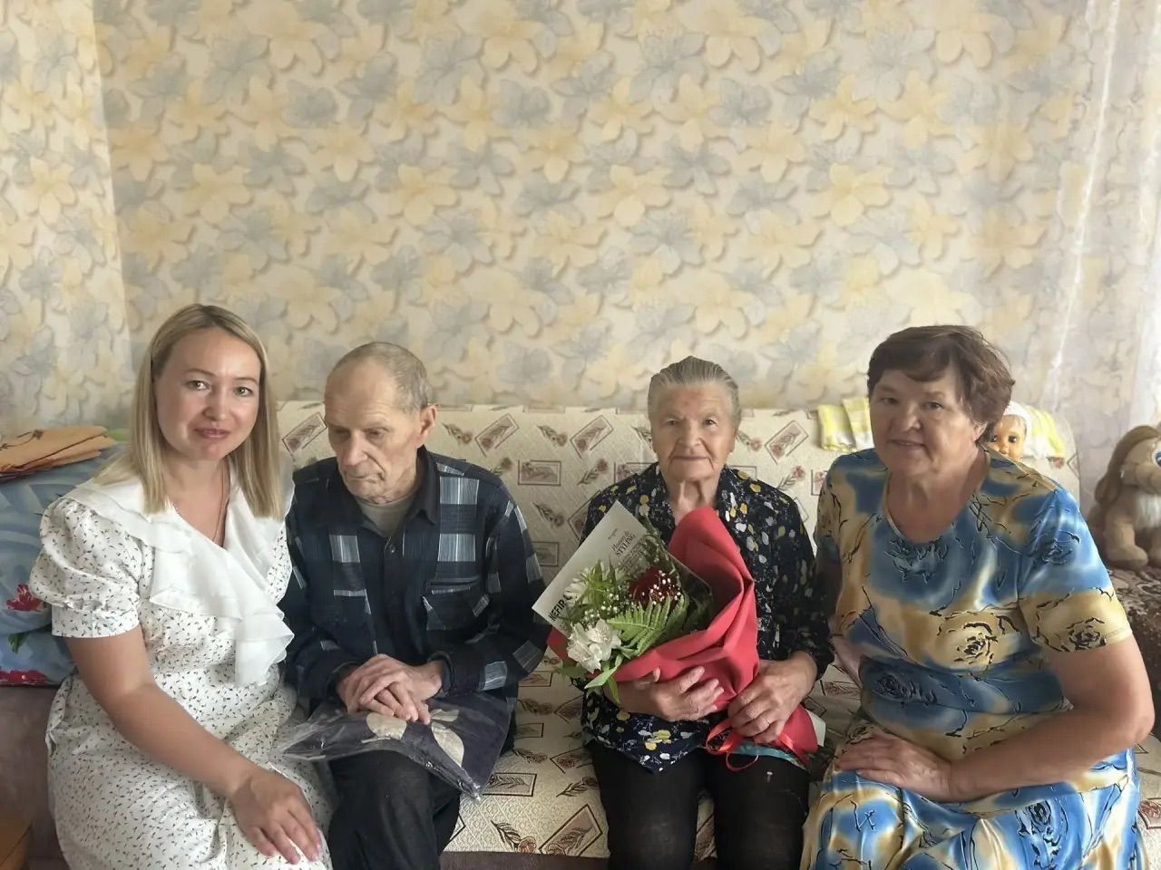 В поселке совхоза «Татарстан» волонтеры поздравили супругов Самойловых с Днем семьи, любви и верности
