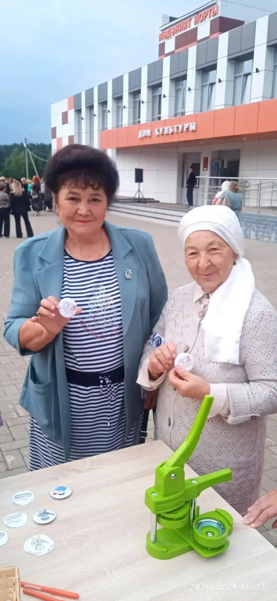 Яңа поселогында гофрлы кәгазьдән чәчәкләр ясарга өйрәнделәр