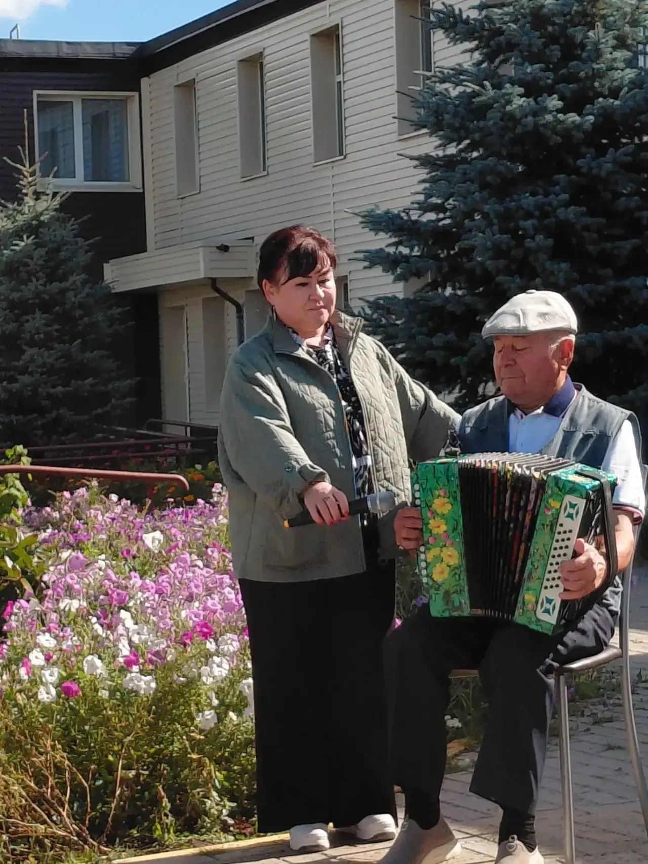 «Күңелләргә җылылык өләшеп»: Теләнче-Тамак картлар һәм инвалидлар йортында бәйрәм концерты узды