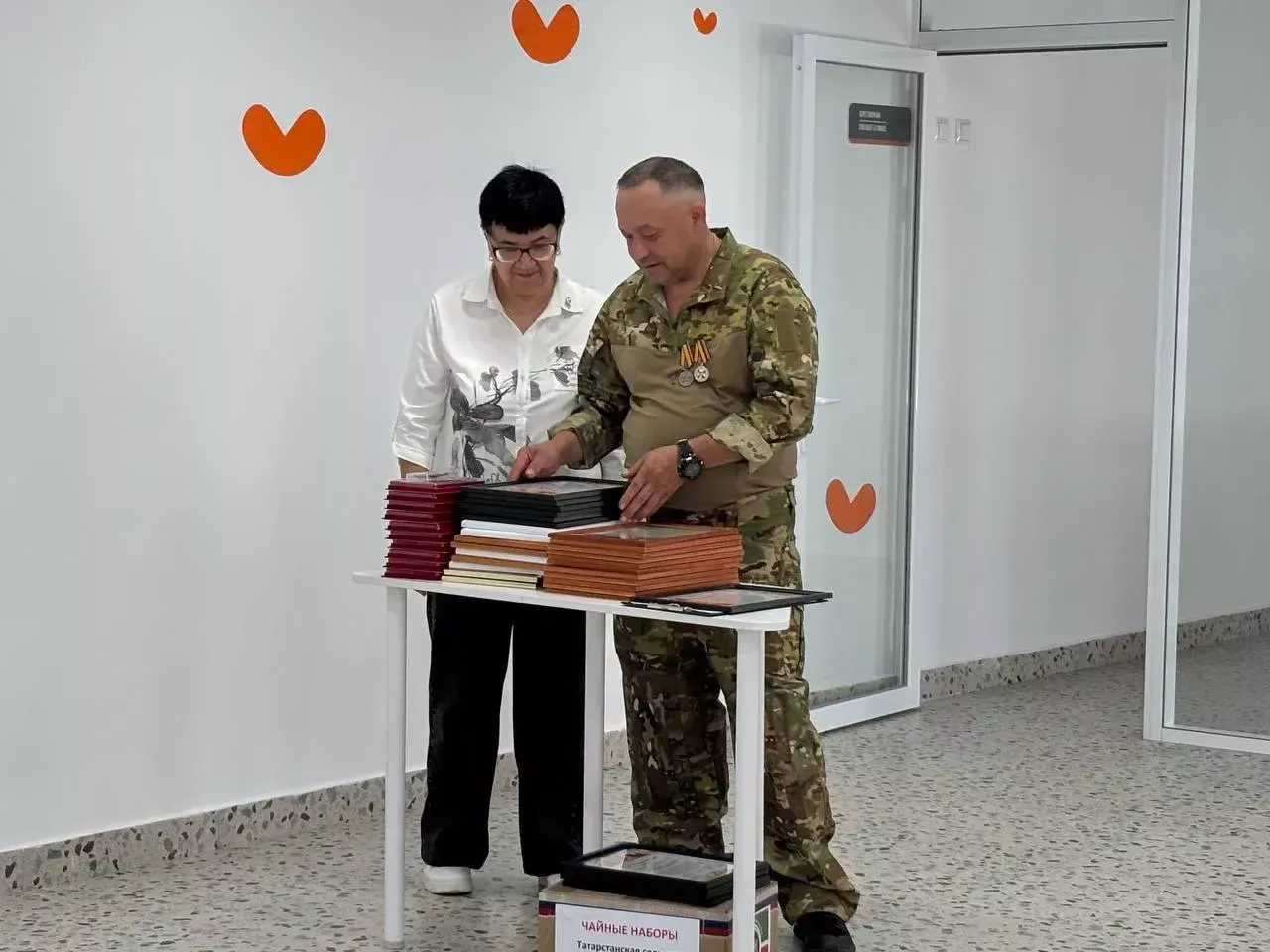 Боец с позывным «Хулиган» вручил медали волонтерам Тукаевского района
