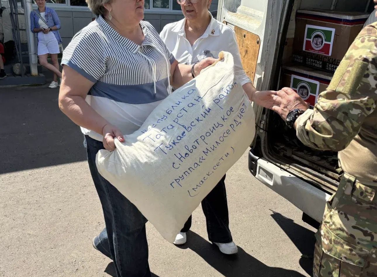 Боец с позывным «Хулиган» вручил медали волонтерам Тукаевского района