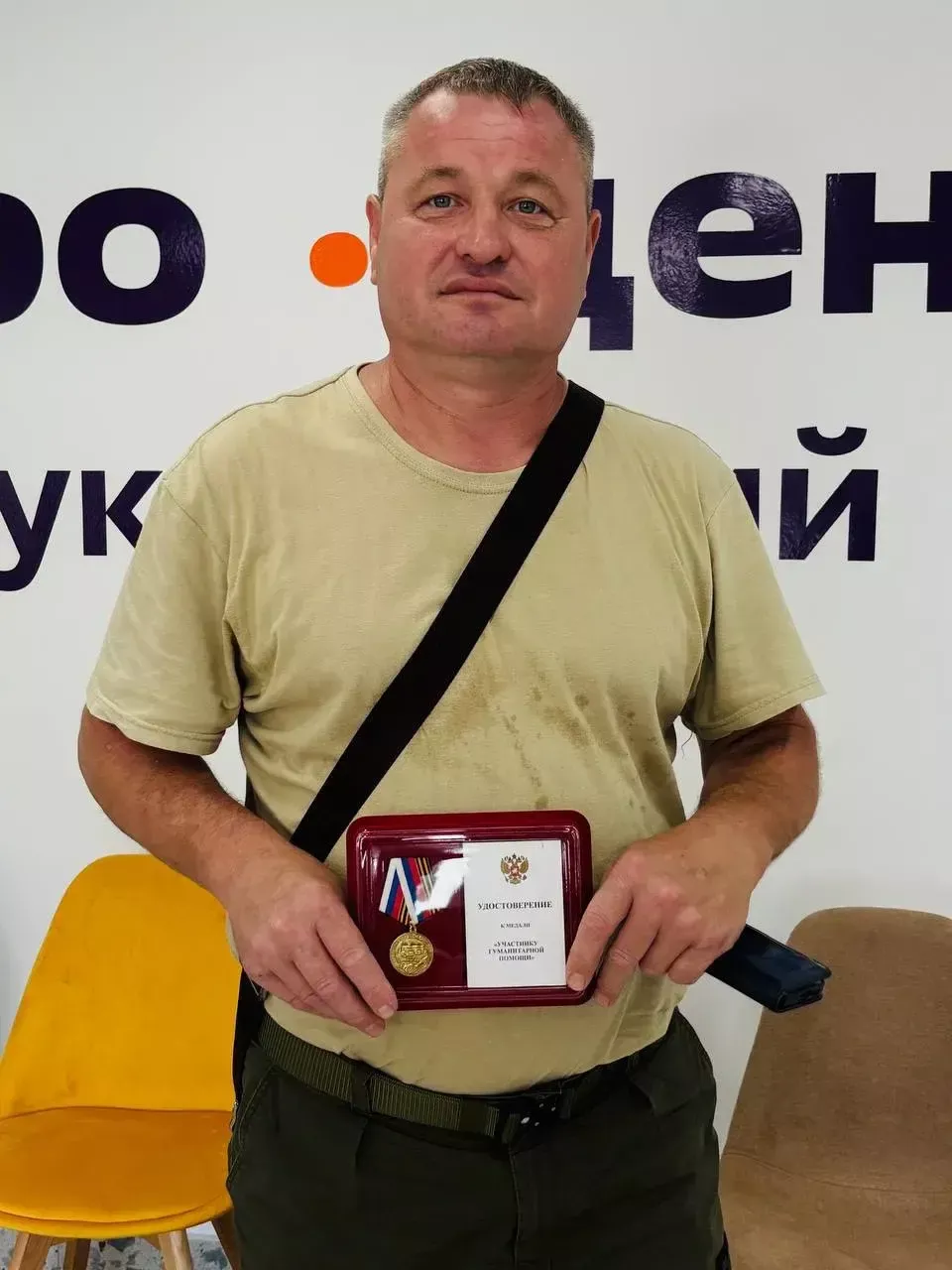 Боец с позывным «Хулиган» вручил медали волонтерам Тукаевского района