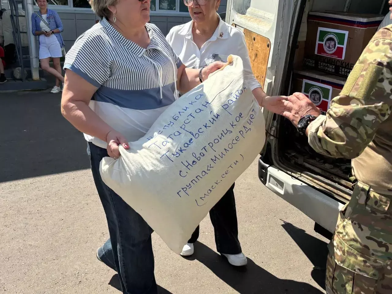 Боец с позывным «Хулиган» вручил медали волонтерам Тукаевского района