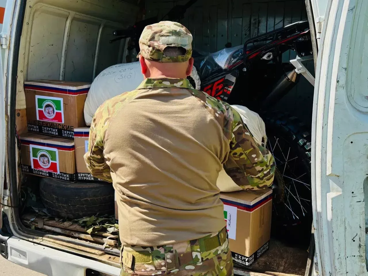 Боец с позывным «Хулиган» вручил медали волонтерам Тукаевского района