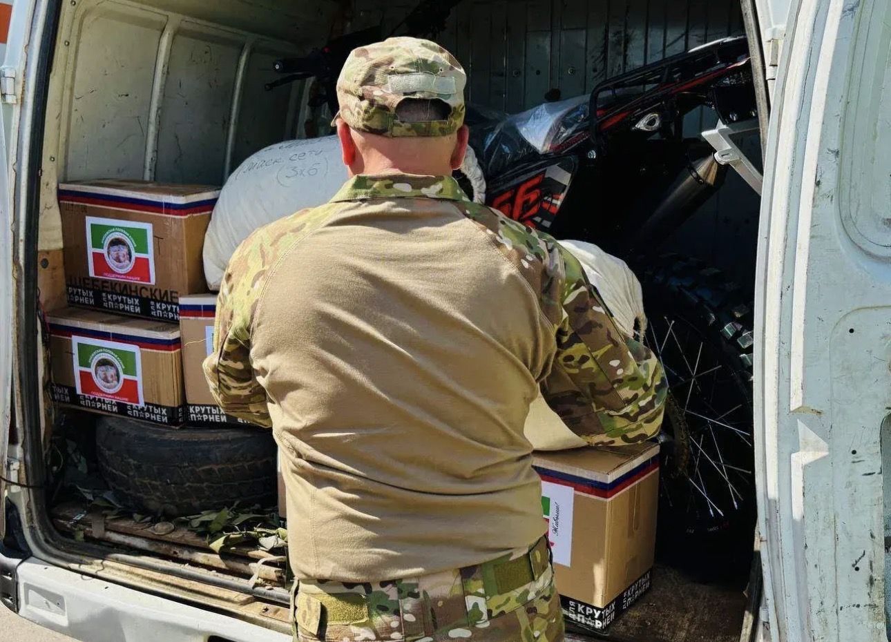 Боец с позывным «Хулиган» вручил медали волонтерам Тукаевского района