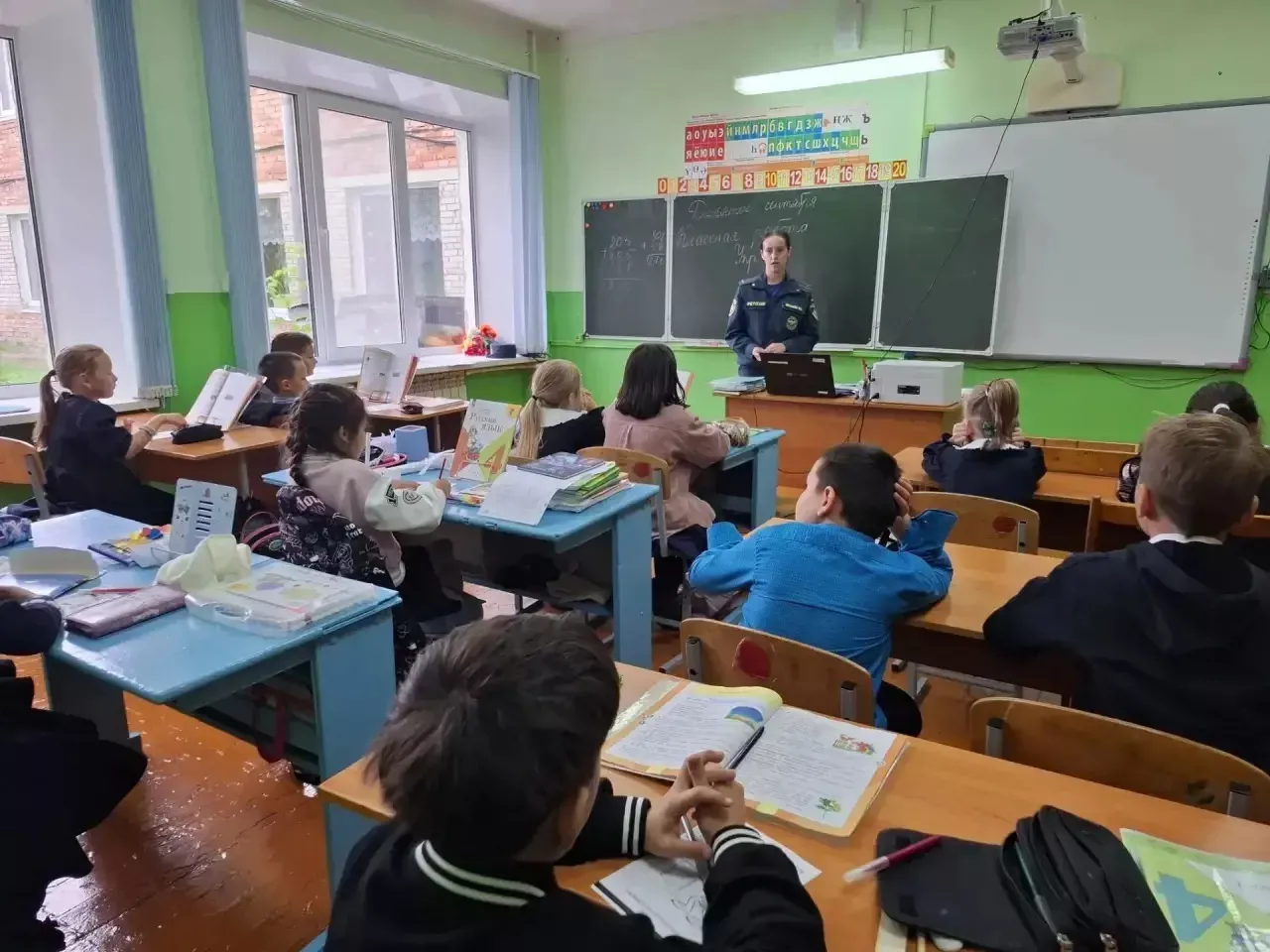 В школах проходят учебные эвакуации МЧС