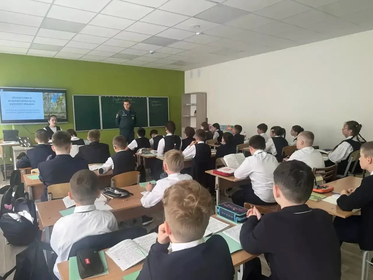 В школах проходят учебные эвакуации МЧС