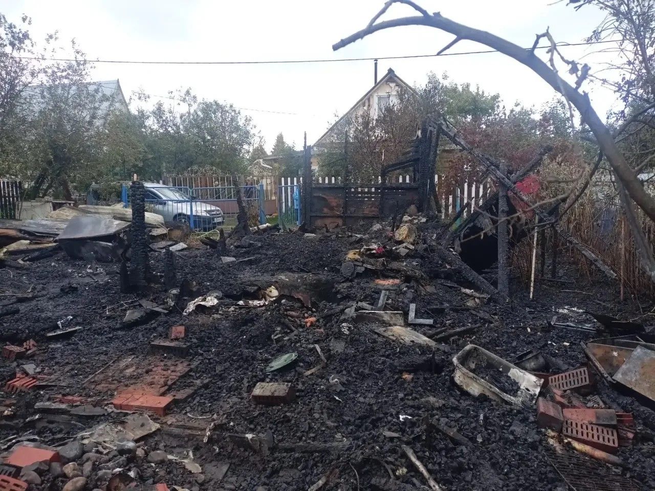 Пожар в СНТ «Прибрежный» уничтожил дом и повредил два соседних