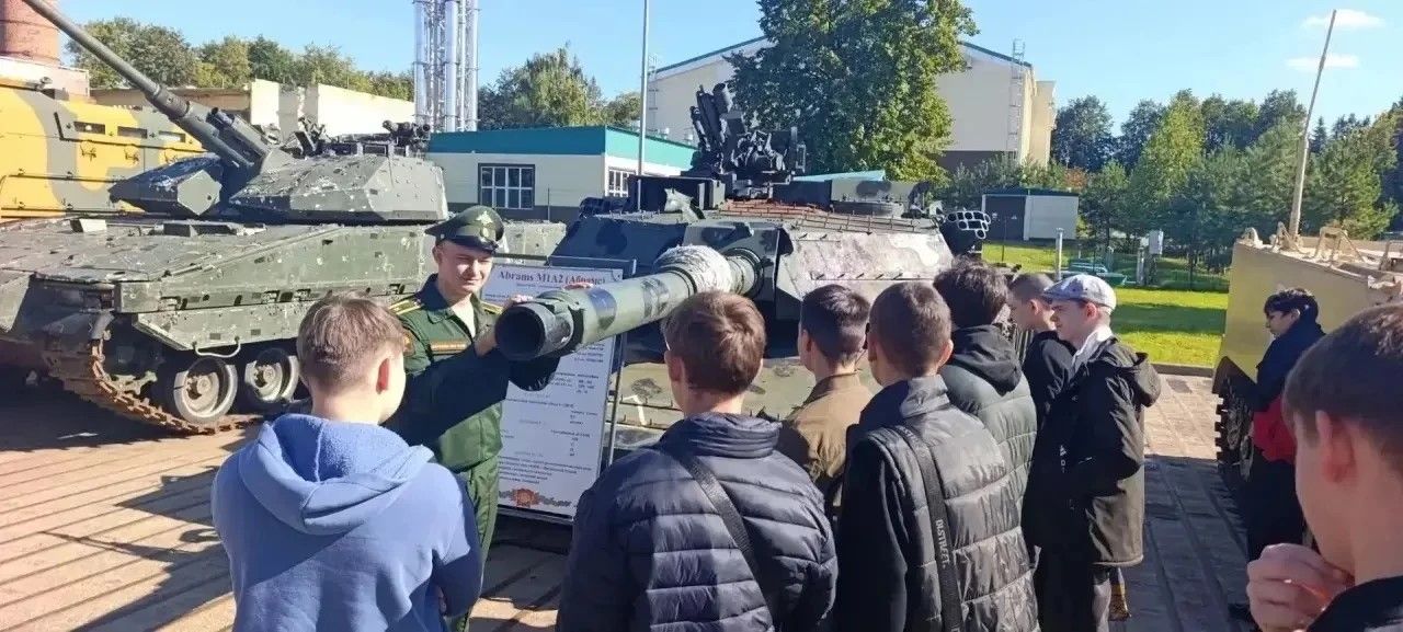 Район балалары Казан танк училищесының ачык ишекләр көнендә булып кайтты