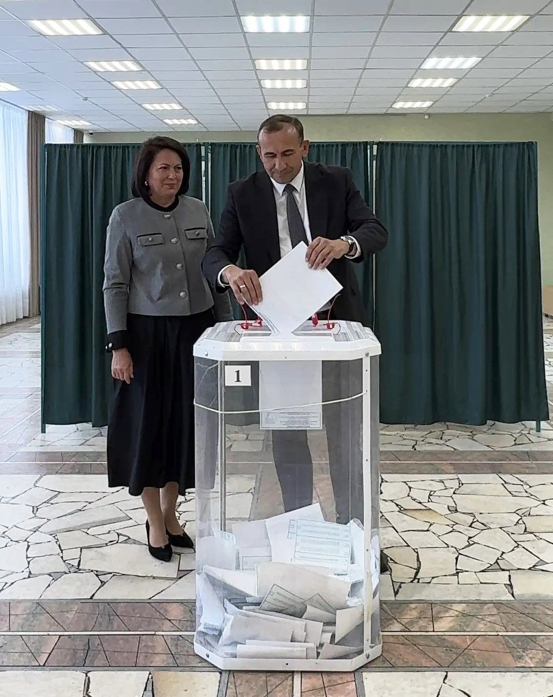 Тукай районы башлыгы Камил Нәҗмиев Яңа поселогында гаиләсе белән сайлауда катнашты