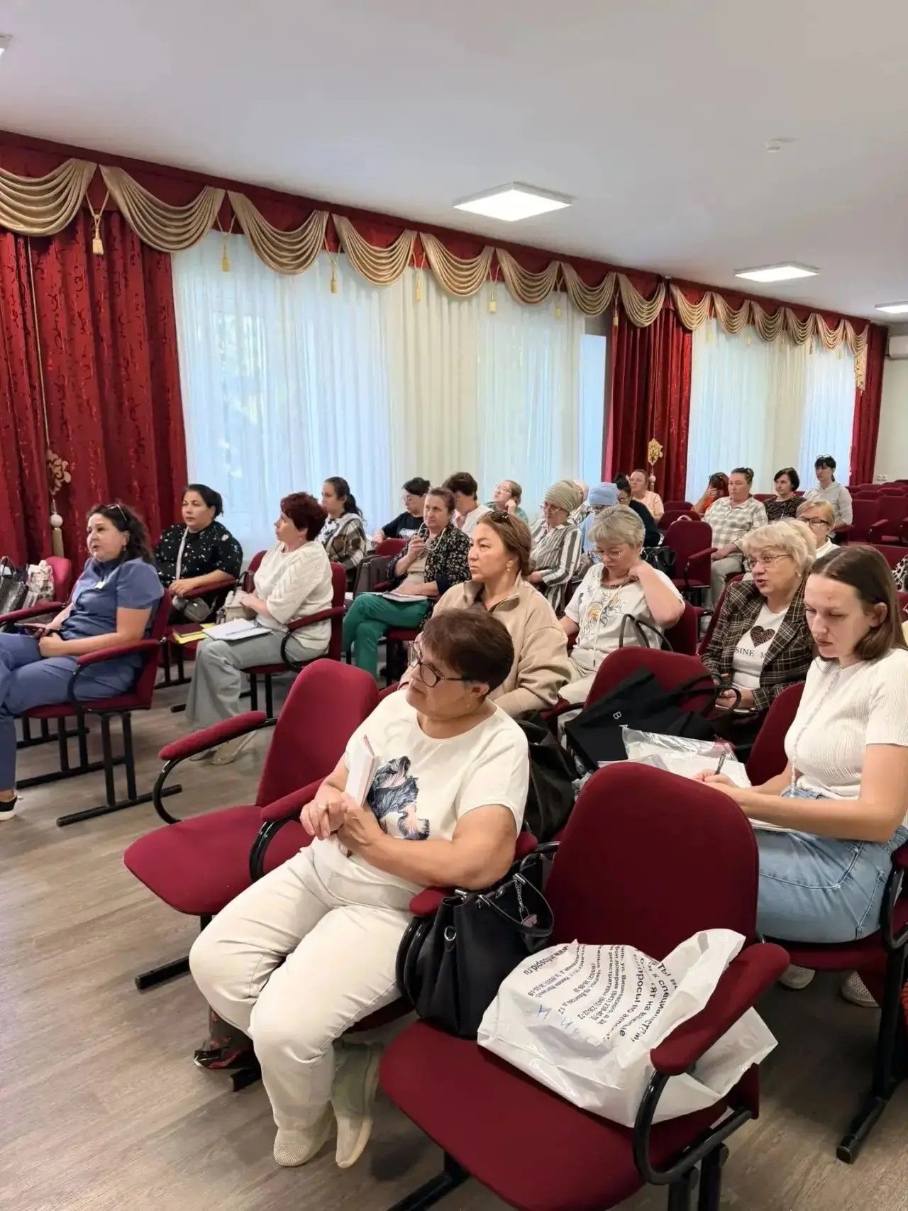 В Молодежном центре начали плести маскировочные сети для бойцов СВО