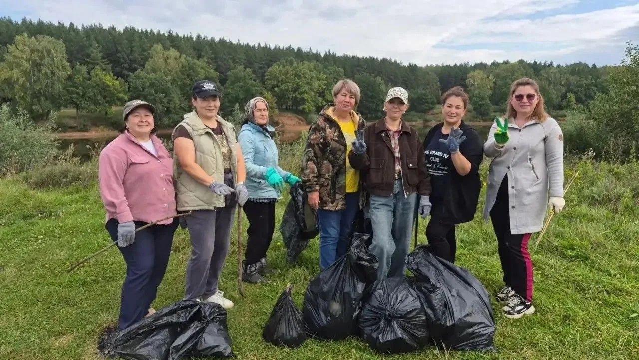 Трудовые коллективы Азьмушкинского поселения навели порядок у воды