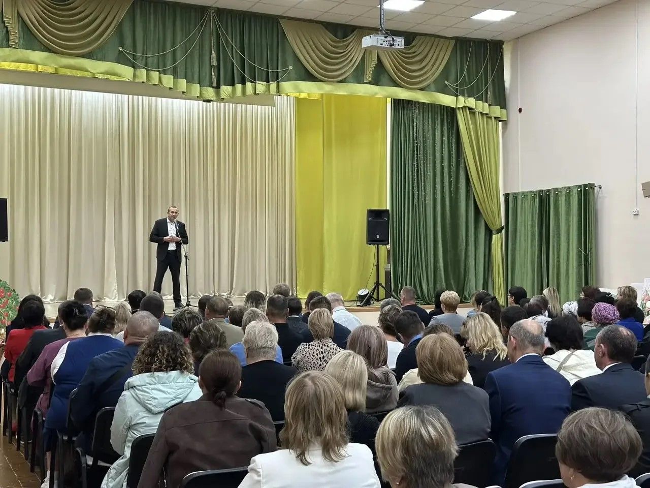 В поселке Круглое Поле прошла встреча жителей с главой района Камилем Назмиевым