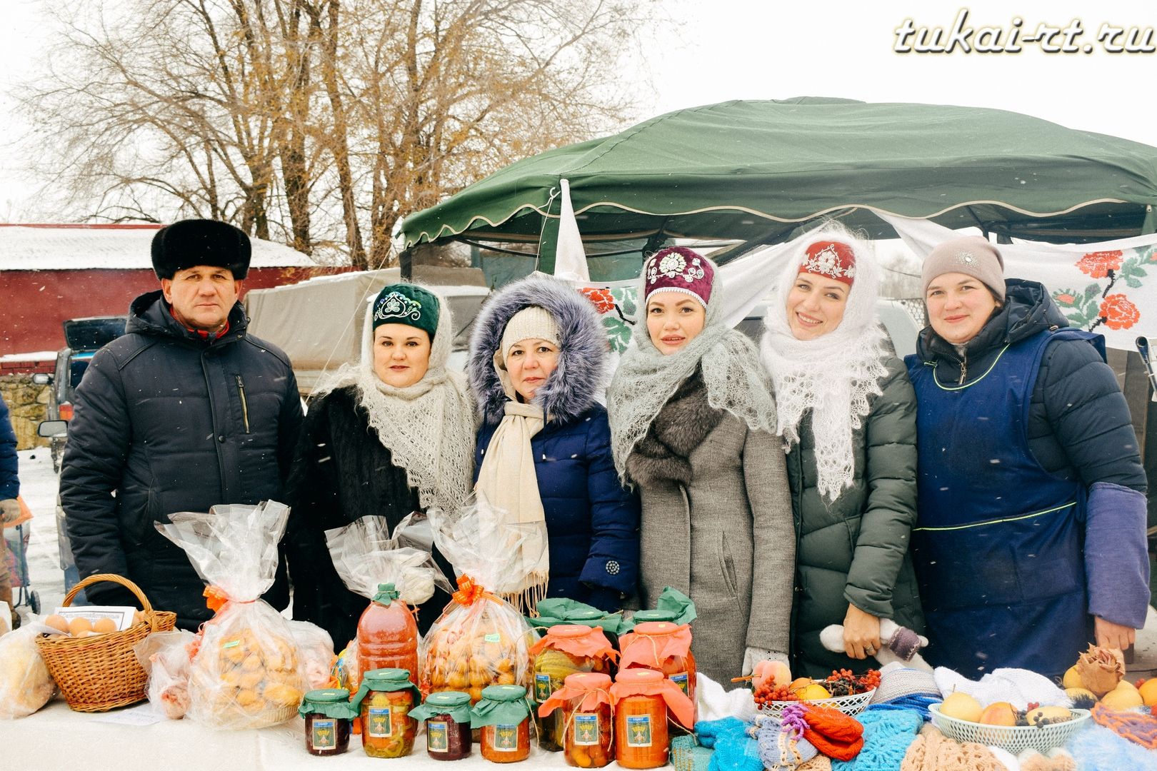 Ярмарка перед стадионом «Строитель» ФОТО