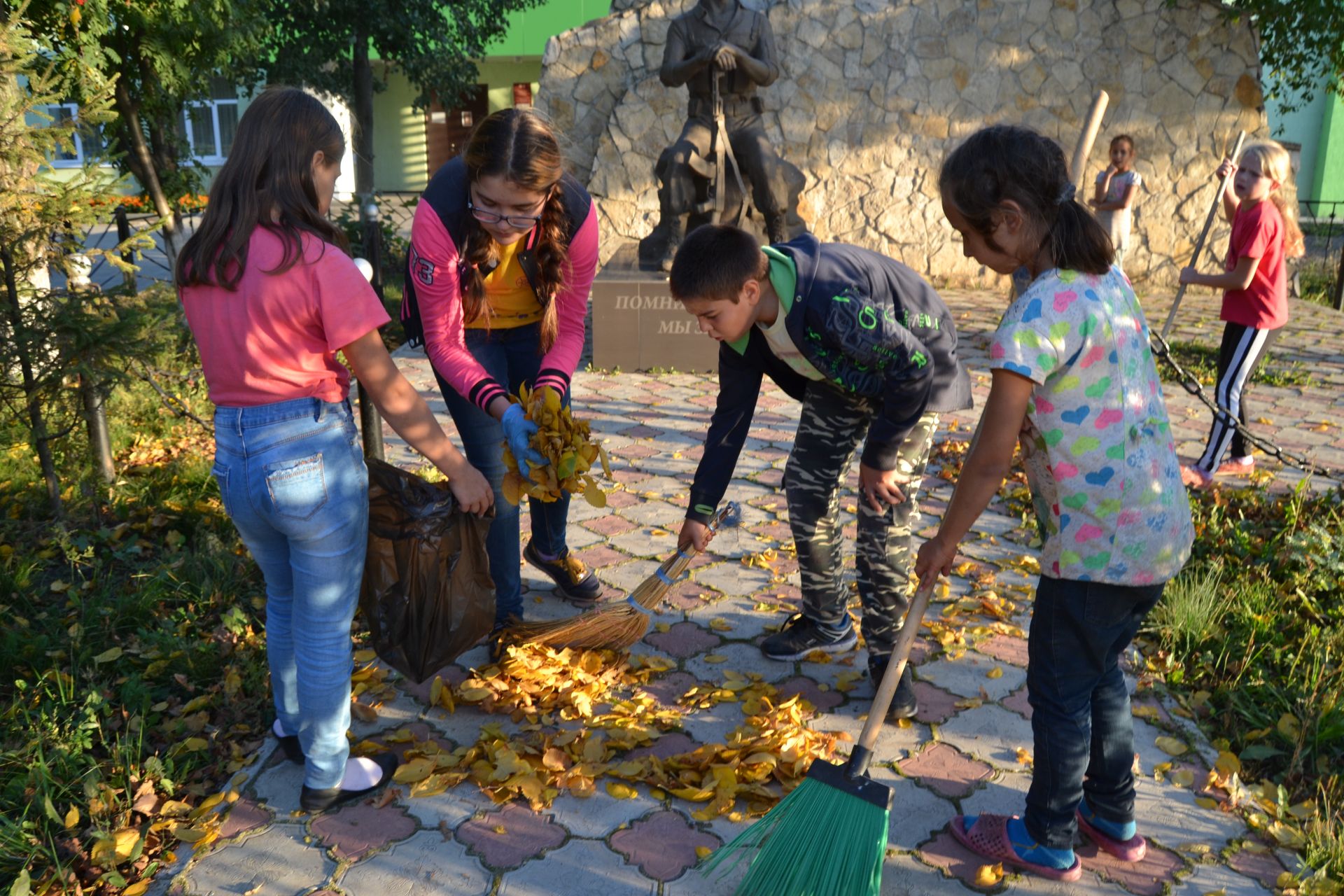 Экологическая акция «Сделаем посёлок цветущим» в рамках Всемирного дня чистоты ФОТО