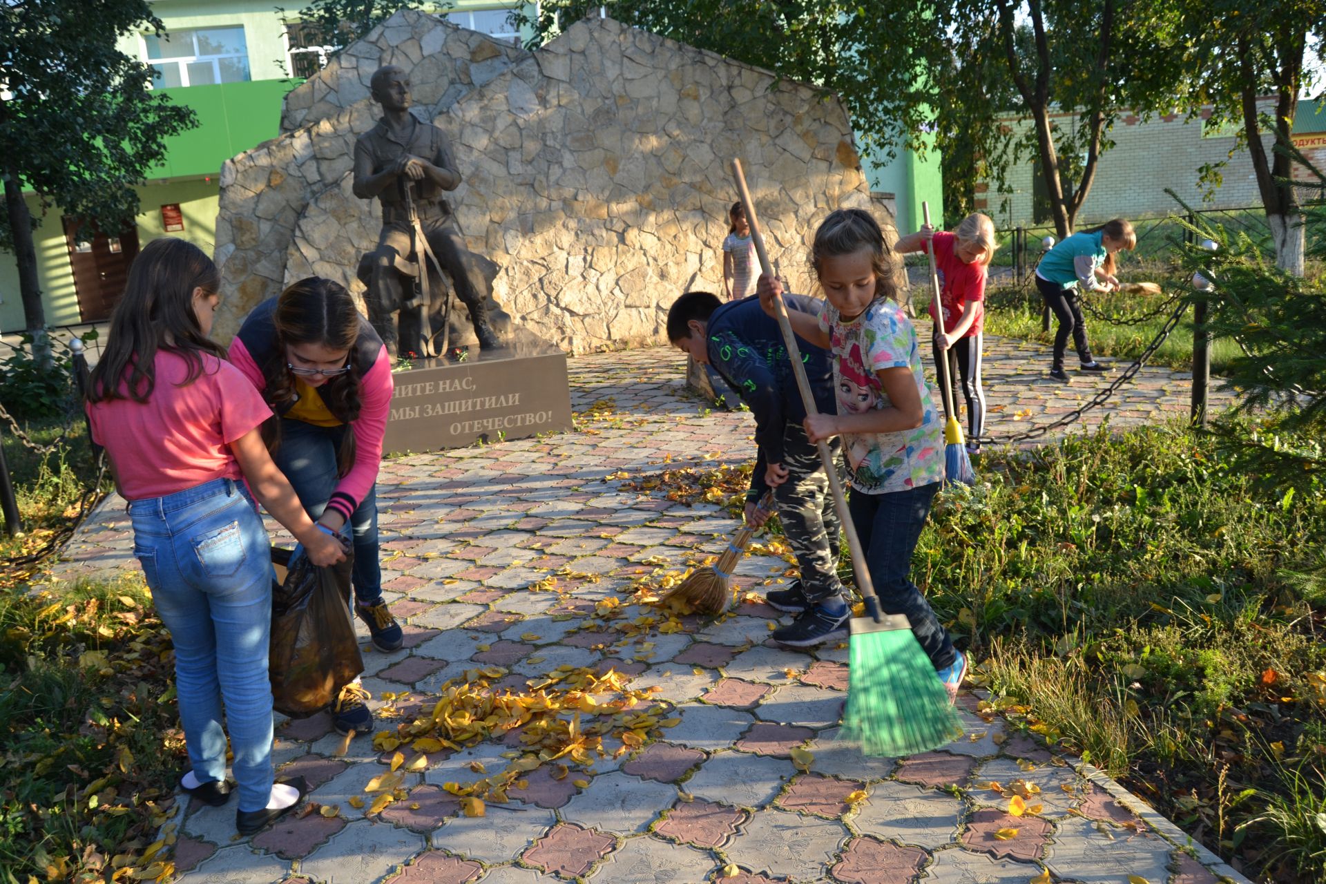 Экологическая акция «Сделаем посёлок цветущим» в рамках Всемирного дня чистоты ФОТО