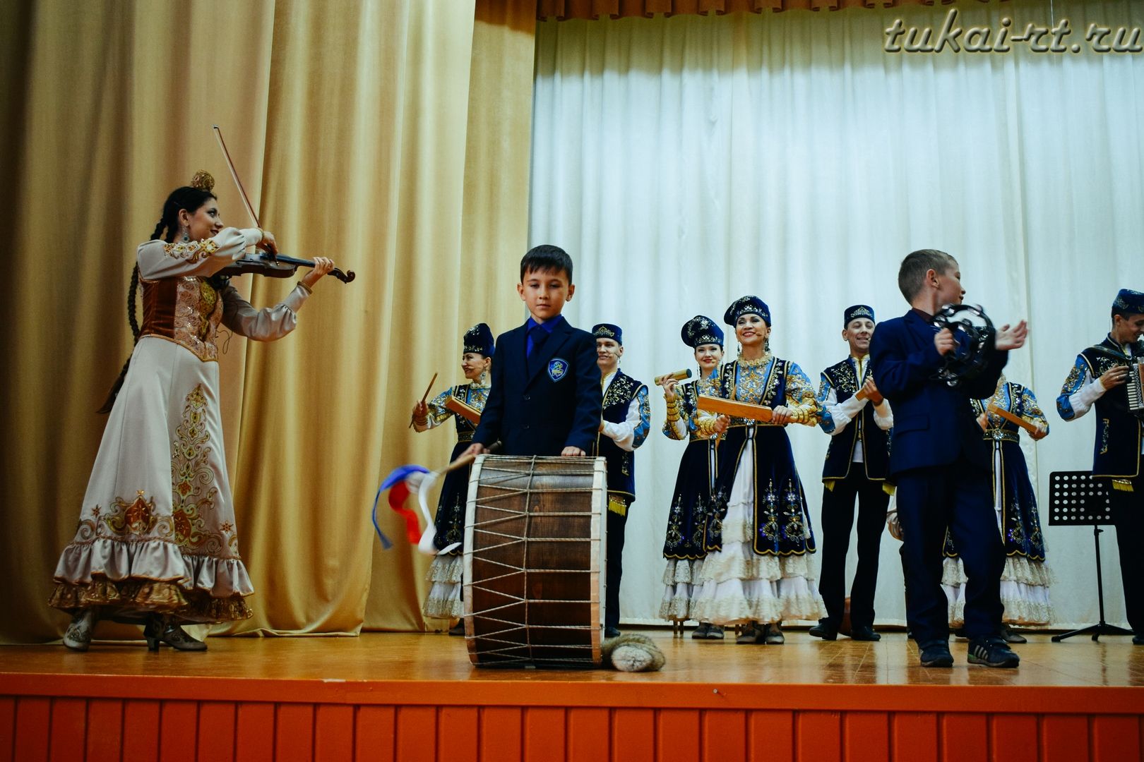 Айдар Фәйзрахманов җитәкчелегендәге фольклор ансамбле Тукай районында концерт куйды ФОТО