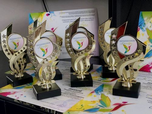 “Колибри” исемле яшь талантлар республика конкурсыннан, Комсомолец поселогы мәдәният йортының “Сандугач” вокаль ансамбле һәм аерым башкаручылары җиңүләр белән кайттылар!