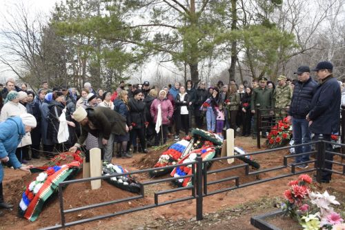 Бүген Тукай районында махсус хәрби операция зонасында һәлак булган ике бертуган Артем һәм Станислав Шамукаевлар белән хушлаштылар