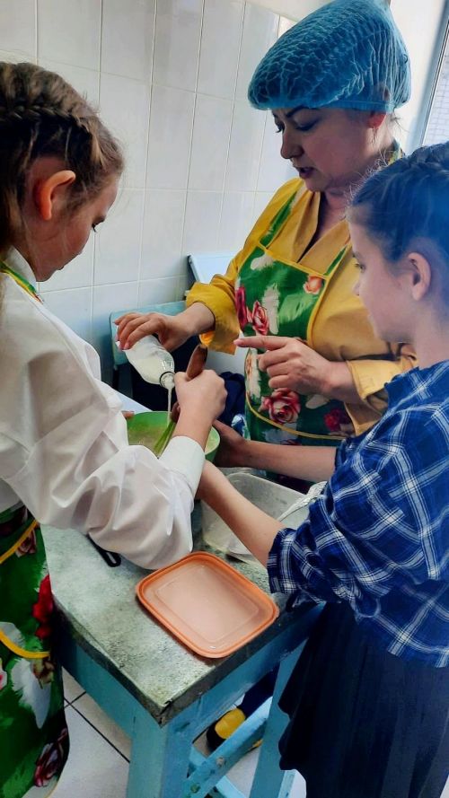 Новотроицкое мәктәбенең өлкән сыйныф укучылары “Аш-су пешеру серләре” мастер-классында катнаштылар