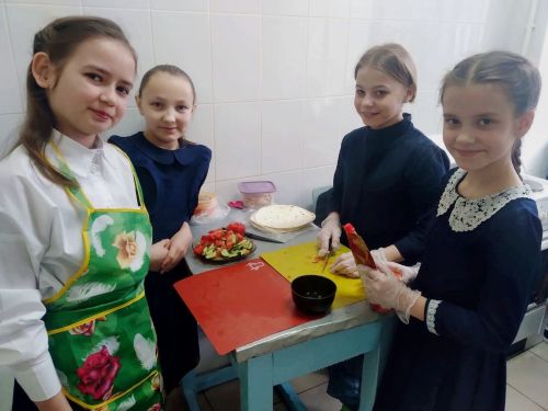 Новотроицкое мәктәбенең өлкән сыйныф укучылары “Аш-су пешеру серләре” мастер-классында катнаштылар