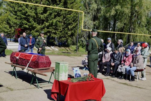В Калмаше простились с героем
