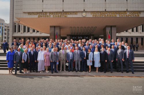 Рөстәм Миңнеханов район Мәгариф идарәләре башлыкларына яңа машиналар тапшырды