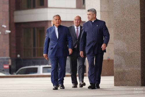 Рөстәм Миңнеханов район Мәгариф идарәләре башлыкларына яңа машиналар тапшырды