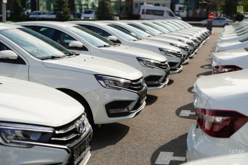 Рөстәм Миңнеханов район Мәгариф идарәләре башлыкларына яңа машиналар тапшырды