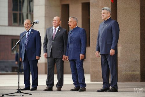 Рөстәм Миңнеханов район Мәгариф идарәләре башлыкларына яңа машиналар тапшырды