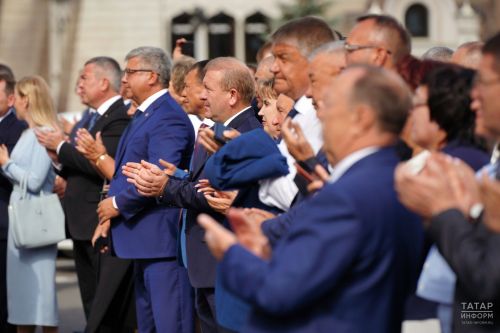 Рөстәм Миңнеханов район Мәгариф идарәләре башлыкларына яңа машиналар тапшырды