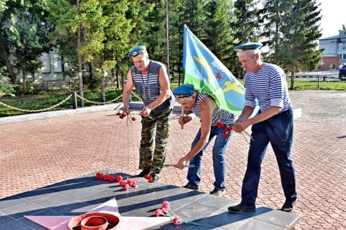 Кенәз авыл җирлегендә «Бездән башка беркем дә!» дигән тантаналы митинг узды. Ул һава-десант гаскәрләре көненә багышланган иде