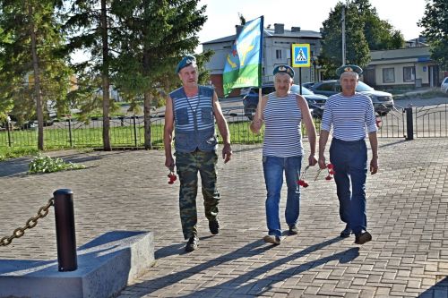 Кенәз авыл җирлегендә «Бездән башка беркем дә!» дигән тантаналы митинг узды. Ул һава-десант гаскәрләре көненә багышланган иде