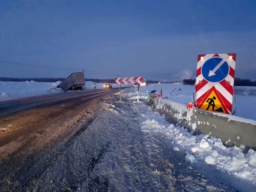 Авария с участием грузового автомобиля «КАМАЗ» и бетонного ограждения: причины и последствия