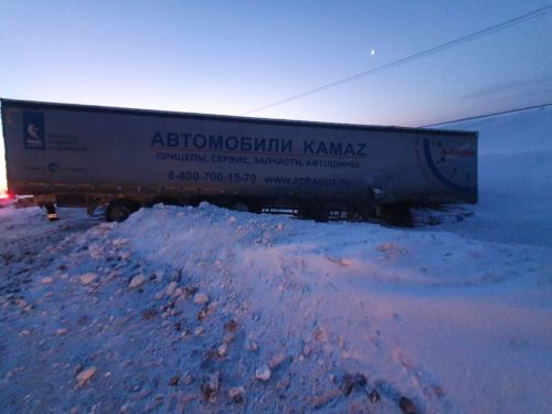 Авария с участием грузового автомобиля «КАМАЗ» и бетонного ограждения: причины и последствия