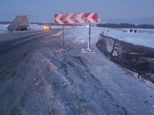 Авария с участием грузового автомобиля «КАМАЗ» и бетонного ограждения: причины и последствия